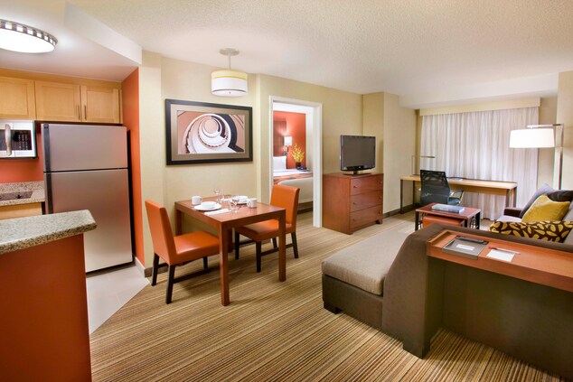 RI Calgary Airport Hotel Suite
