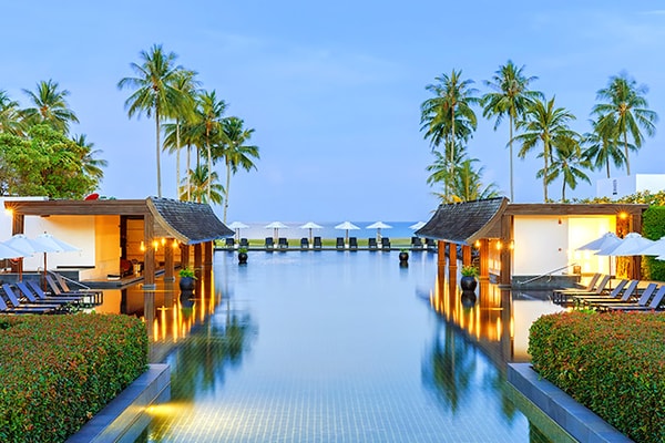 Piscine en plein air et sa terrasse extérieure dans un resort tropical